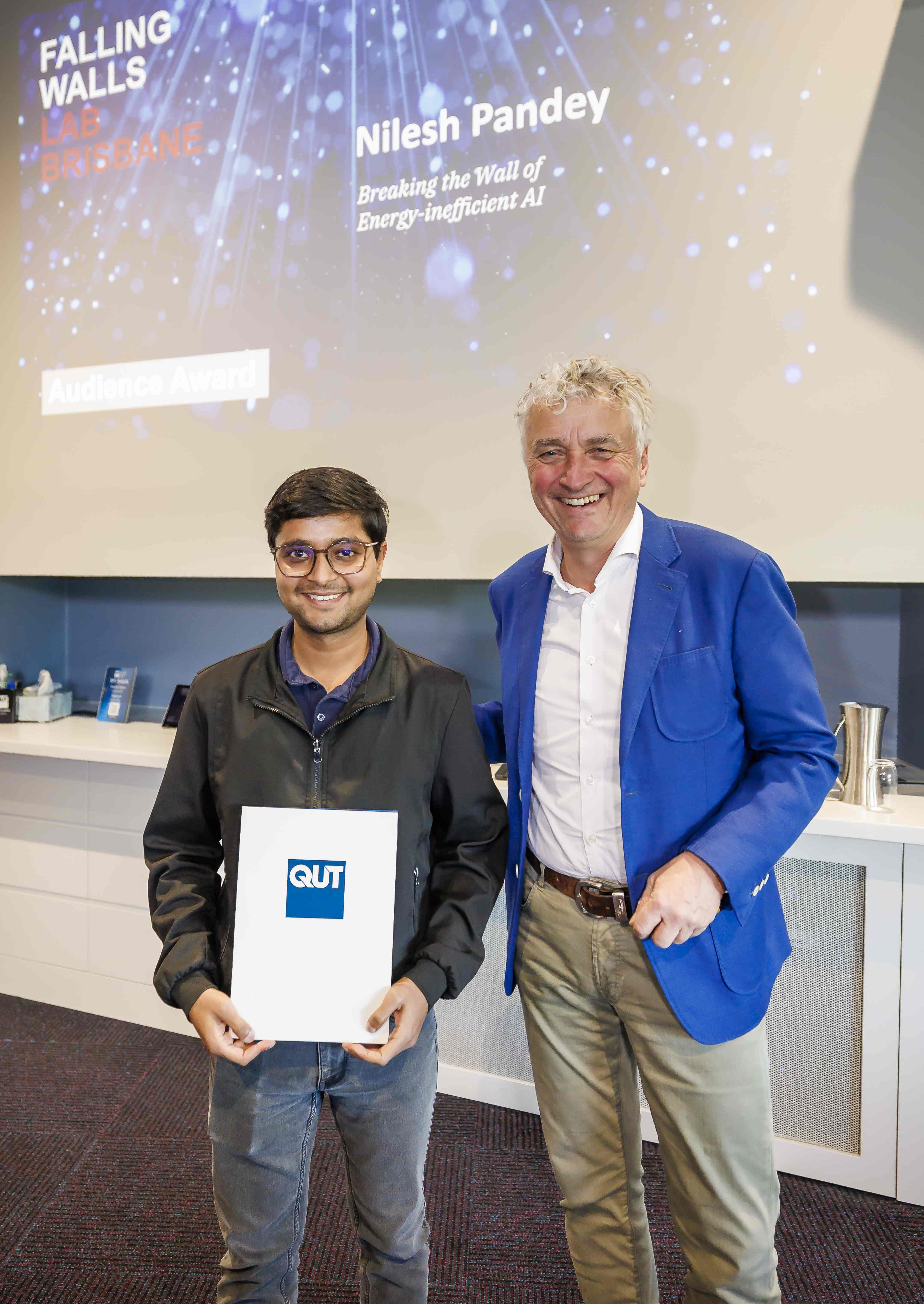 Nilesh holding Falling Walls Audience Award